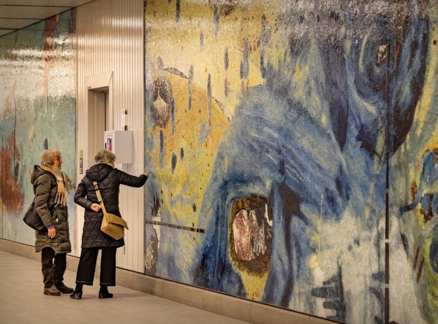 Грандиозная мозаика на самой глубокой транзитной станции Канады 