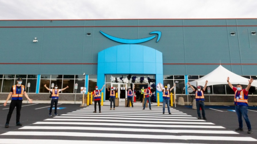 Amazon открыл свой первый склад в провинции Квебек. Жители какого города будут получать посылки быстрее всех?