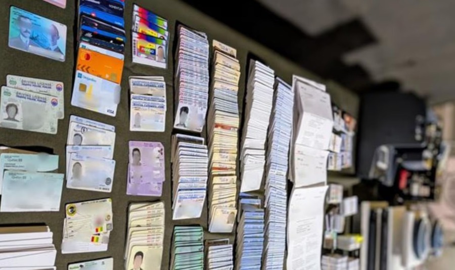 Полиция раскрыла «продвинутое» предприятие по подделке документов: украдены личности 2 400 человек