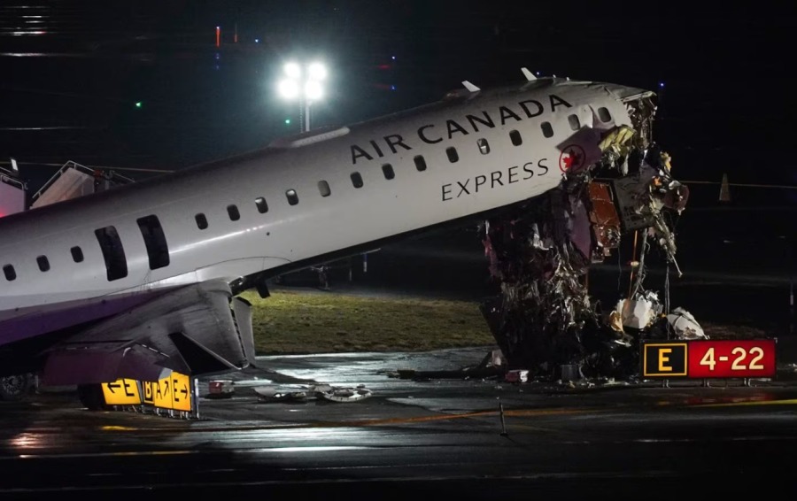 Канадский самолет разбился в аэропорту LaGuardia: погибли двое пилотов
